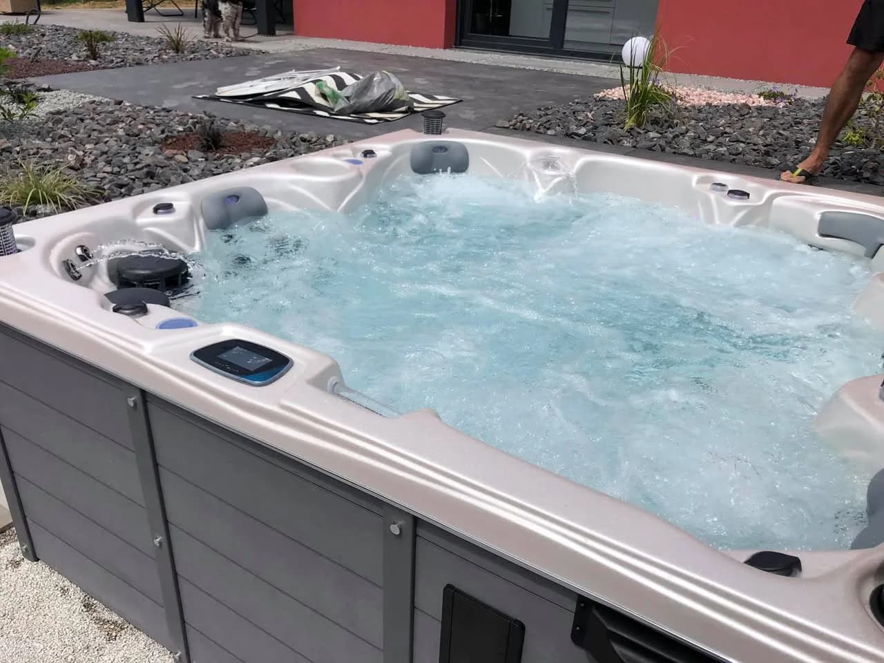 Installation d'un spa Cambridge Duel Full option dans le Doubs, autre vue du chantier