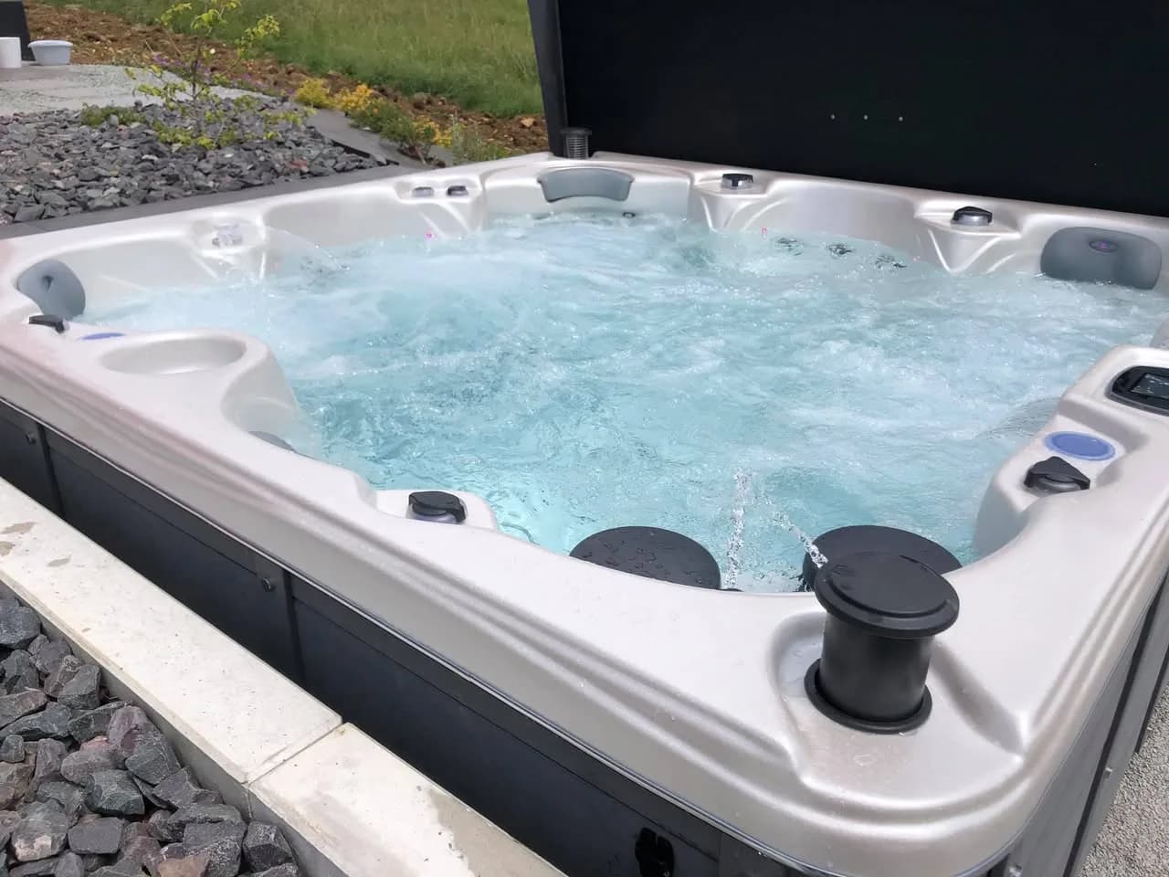 Installation d'un spa Cambridge Duel Full option dans le Doubs, autre vue du chantier