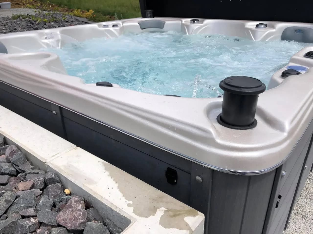 Installation d'un spa Cambridge Duel Full option dans le Doubs, autre vue du chantier