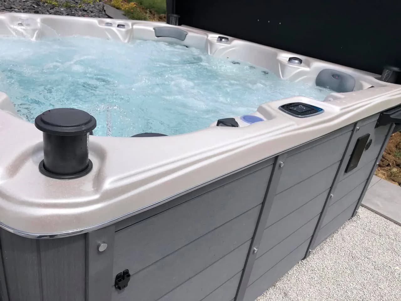 Installation d'un spa Cambridge Duel Full option dans le Doubs, autre vue du chantier