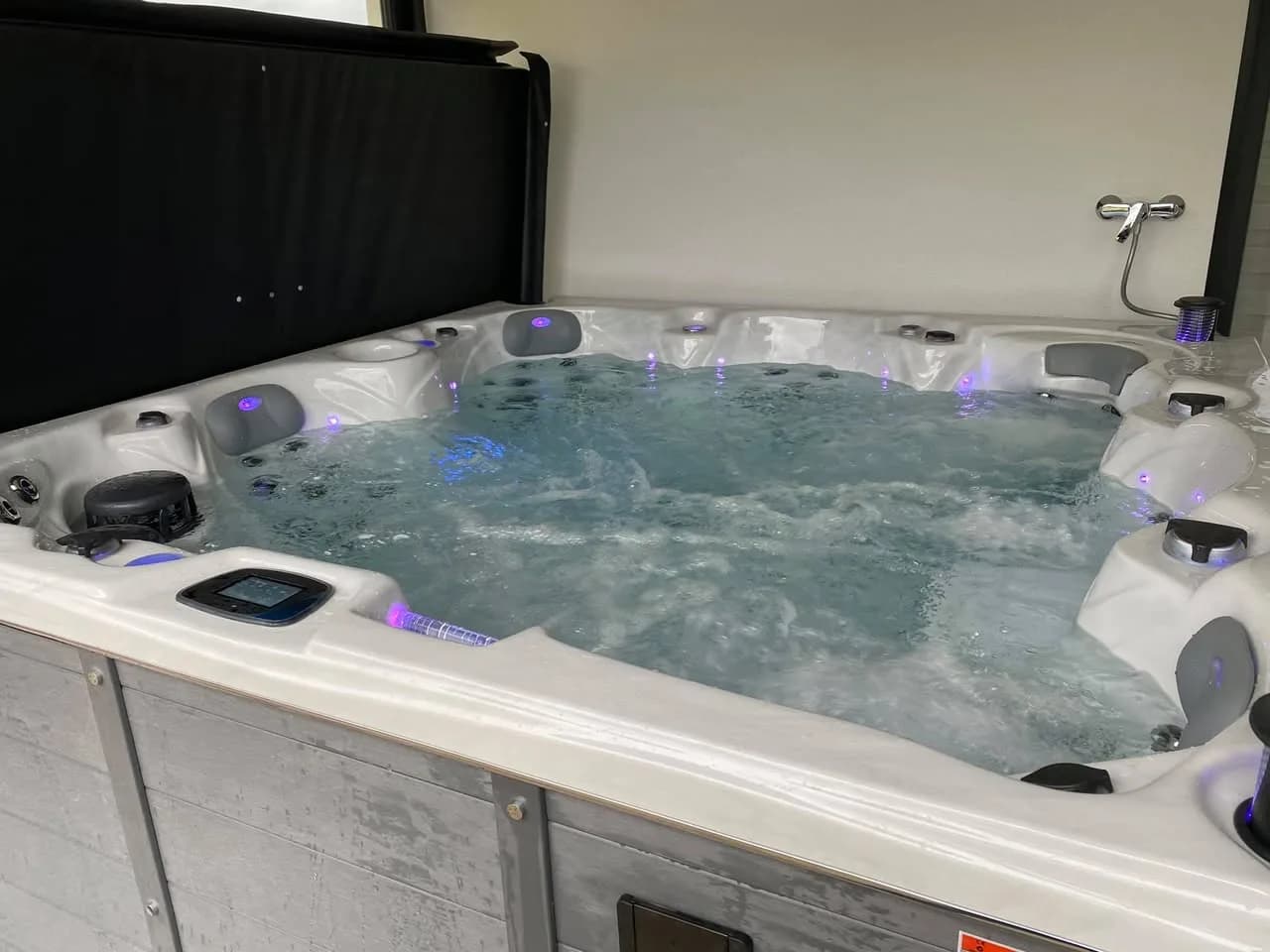 Installation d'un spa Cambridge Duel Full option dans le Haut-Rhin, dans une véranda, avec lève-couverture