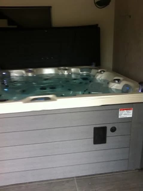 Installation d'un spa Cambridge Duel Full option dans le Var, en intérieur, couverture relevée