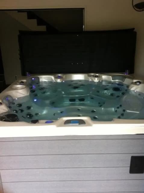 Installation d'un spa Cambridge Duel Full option dans le Var, autre vue du chantier