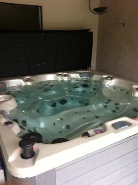 Installation d'un spa Cambridge Duel Full option dans le Var, autre vue du chantier