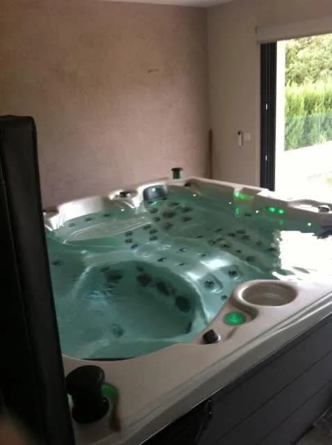 Installation d'un spa Cambridge Duel Full option dans le Var, autre vue du chantier