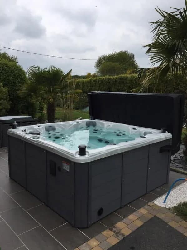 Installation d'un spa Cambridge Duel Full option dans les Côtes-d'Armor, sur une terrasse carrelée, tablette latérale