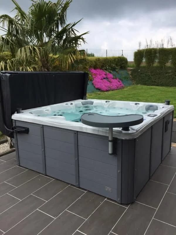 Installation d'un spa Cambridge Duel Full option dans les Côtes-d'Armor, autre vue du chantier