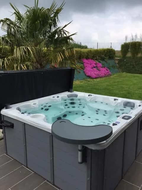 Installation d'un spa Cambridge Duel Full option dans les Côtes-d'Armor, autre vue du chantier