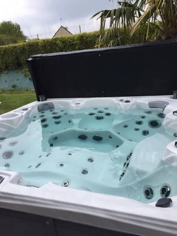 Installation d'un spa Cambridge Duel Full option dans les Côtes-d'Armor, autre vue du chantier