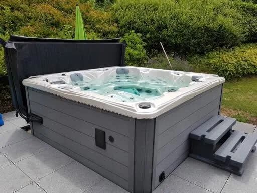 Installation d'un spa Cambridge Duel Full option en Belgique, sur une terrasse carrelée, marchepied