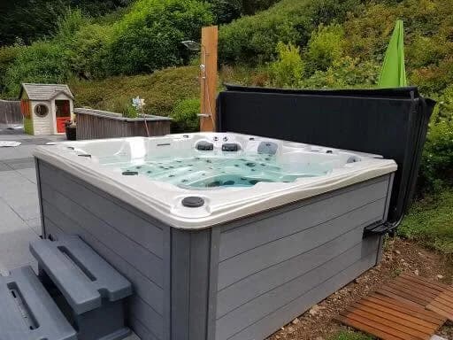 Installation d'un spa Cambridge Duel Full option en Belgique, autre vue du chantier