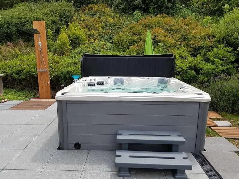 Installation d'un spa Cambridge Duel Full option en Belgique, autre vue du chantier