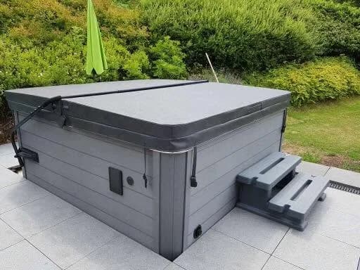 Installation d'un spa Cambridge Duel Full option en Belgique, autre vue du chantier