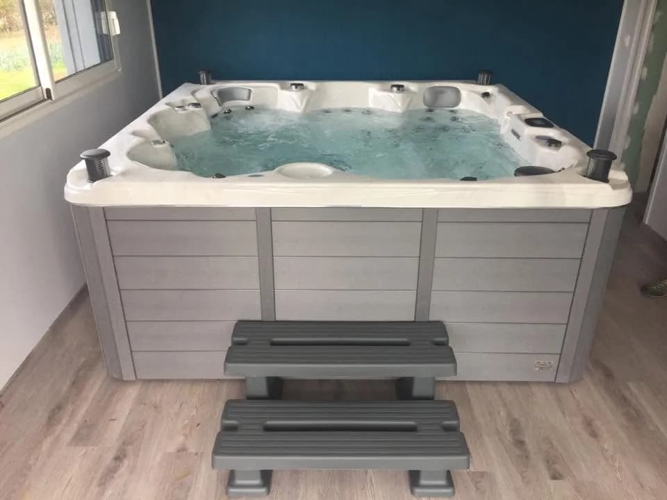 Installation d'un spa Cambridge Duel Full option en Mayenne, en intérieur sur un parquet, marchepied