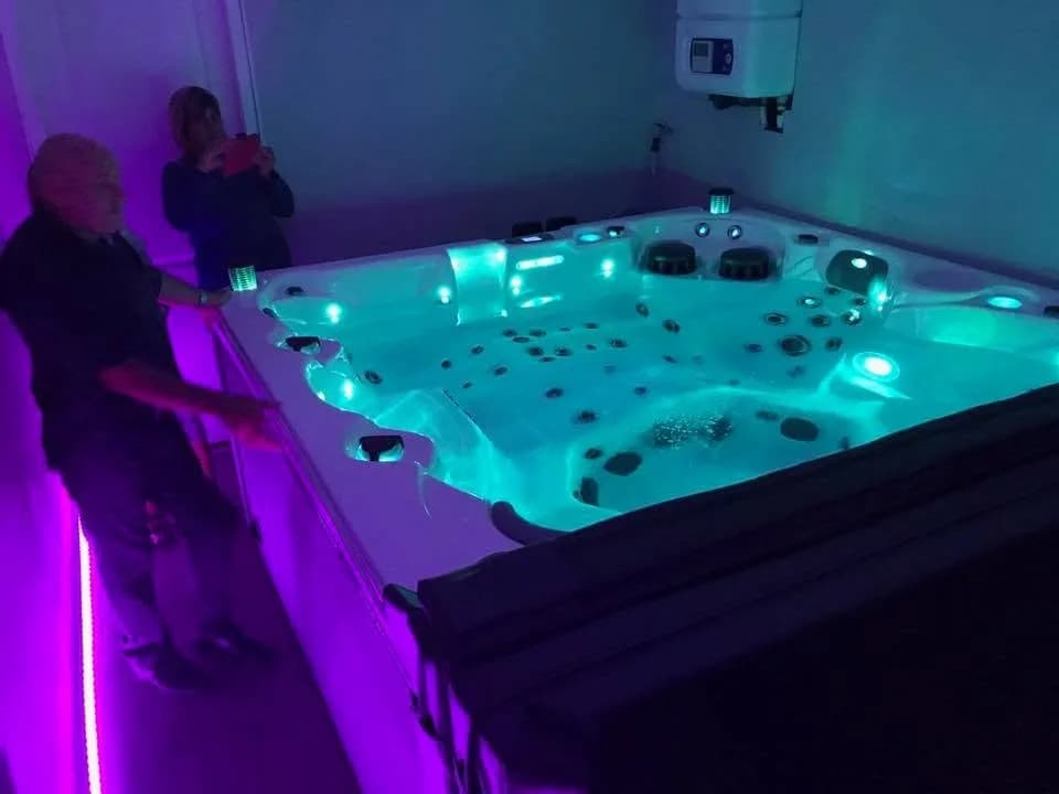 Installation d'un spa Cambridge Duel Full option à Estancarbon, en intérieur, éclairage LED