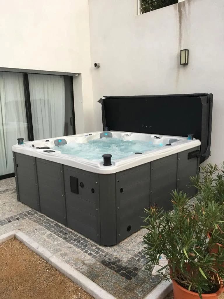Installation d'un spa Cambridge Duel Full option à Fréjus, sur un dallage de pierre, lève-couverture