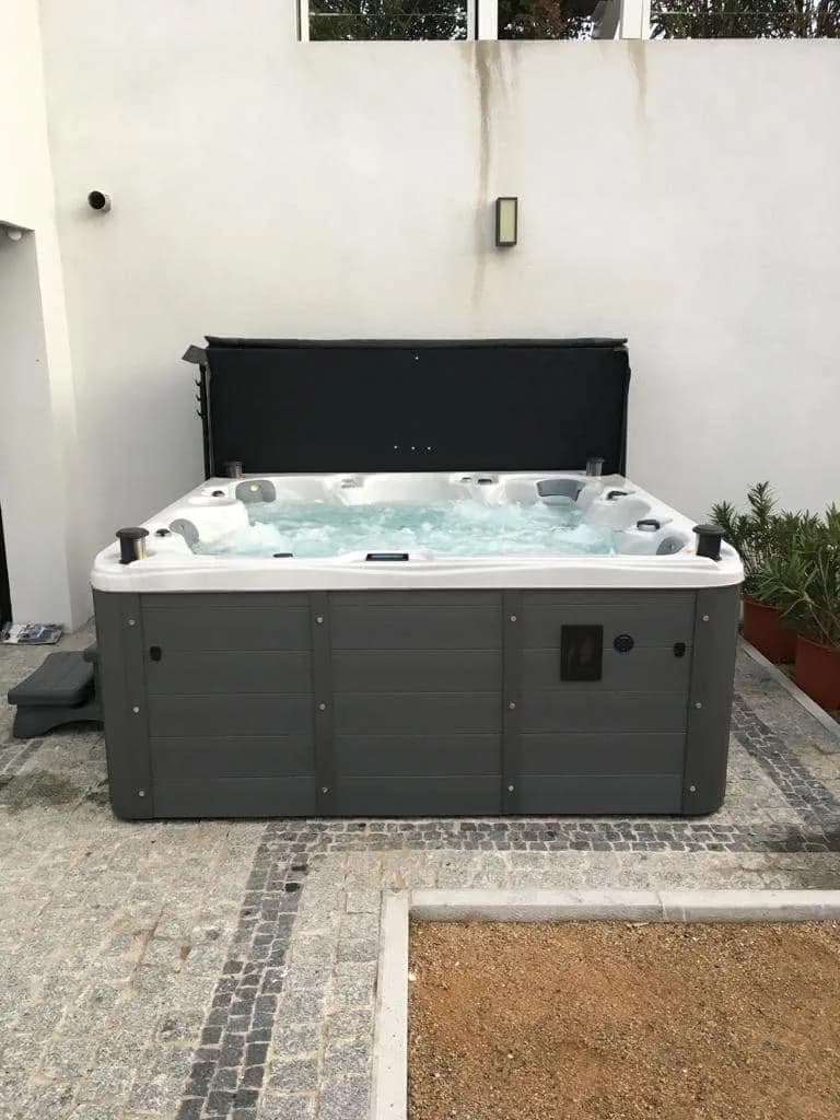 Installation d'un spa Cambridge Duel Full option à Fréjus, autre vue du chantier