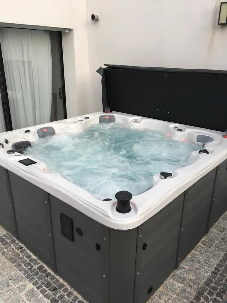 Installation d'un spa Cambridge Duel Full option à Fréjus, autre vue du chantier
