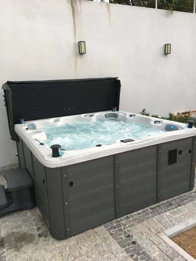 Installation d'un spa Cambridge Duel Full option à Fréjus, autre vue du chantier