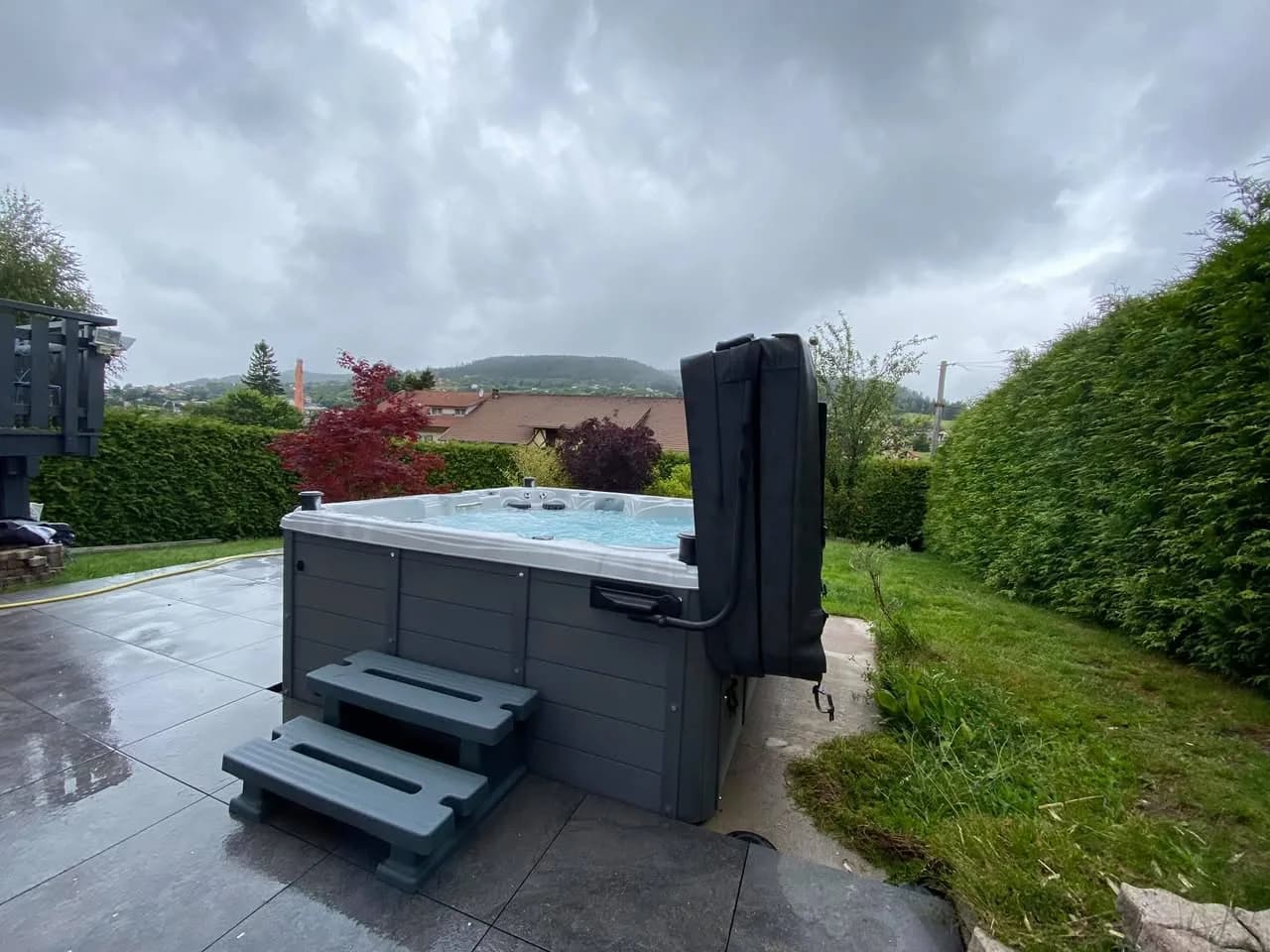 Installation d'un spa Cambridge Duel Full option à Gérardmer, sur une dalle carrelée, avec lève-couverture