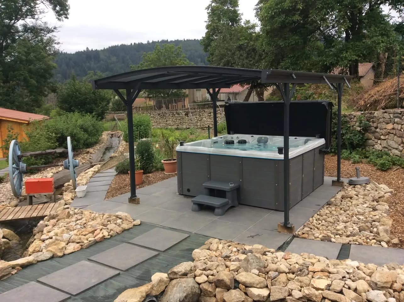 Installation d'un spa Cambridge Duel Full option à Grandrif, autre vue du chantier