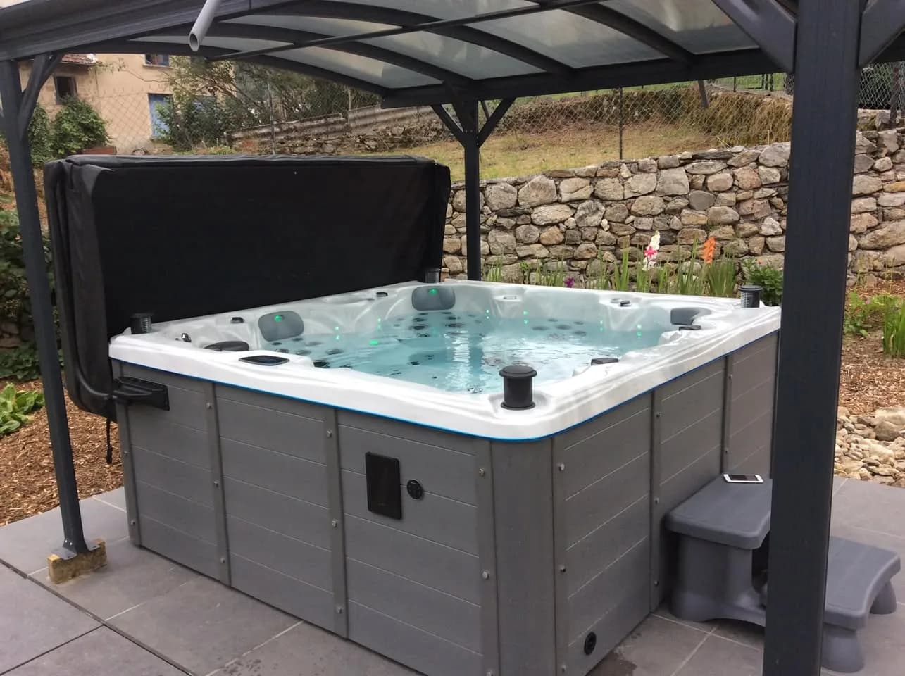 Installation d'un spa Cambridge Duel Full option à Grandrif, autre vue du chantier