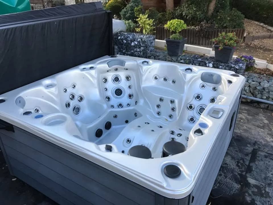 Installation d'un spa Cambridge Duel Full option à Guewenheim, en bordure de jardin, avant mise en eau
