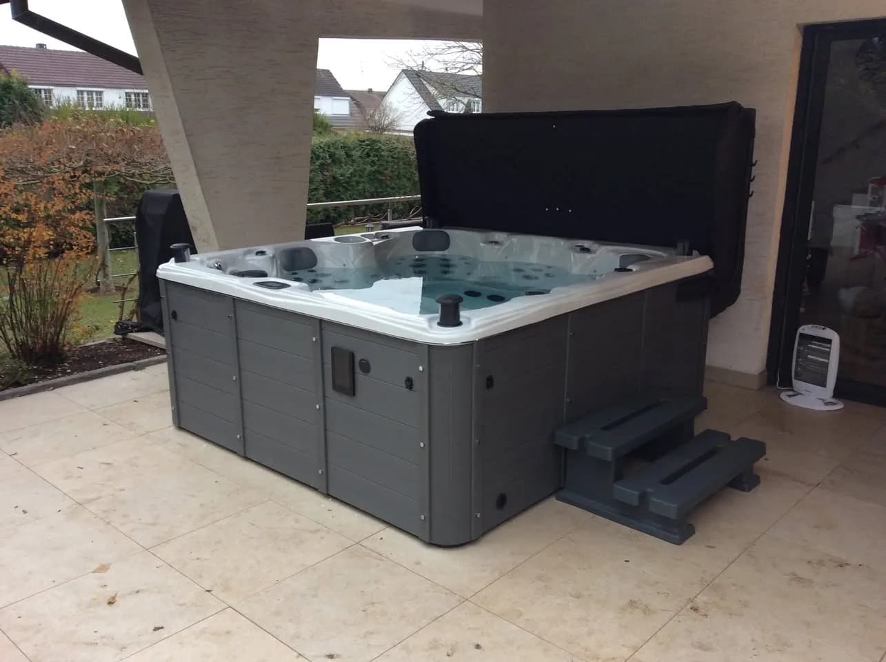 Installation d'un spa Cambridge Duel Full option à Habsheim, sur une terrasse carrelée, lève-couverture