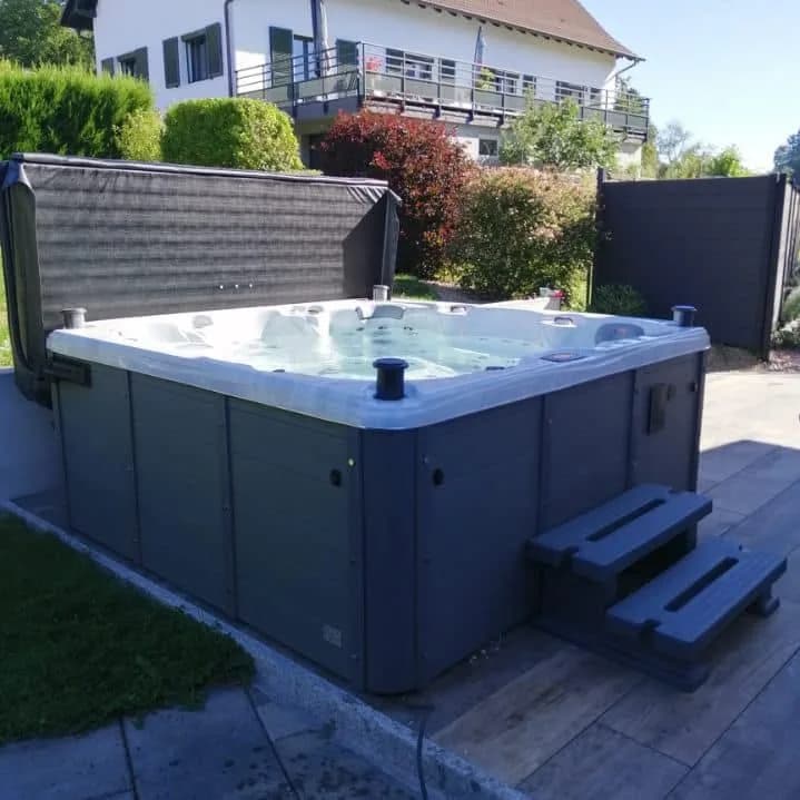 Installation d'un spa Cambridge Duel Full option à Hagenthal-le-Bas, sur une dalle au fond du jardin, avec marchepied
