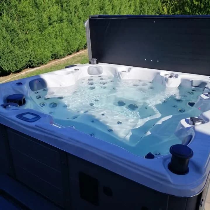 Installation d'un spa Cambridge Duel Full option à Hagenthal-le-Bas, autre vue du chantier
