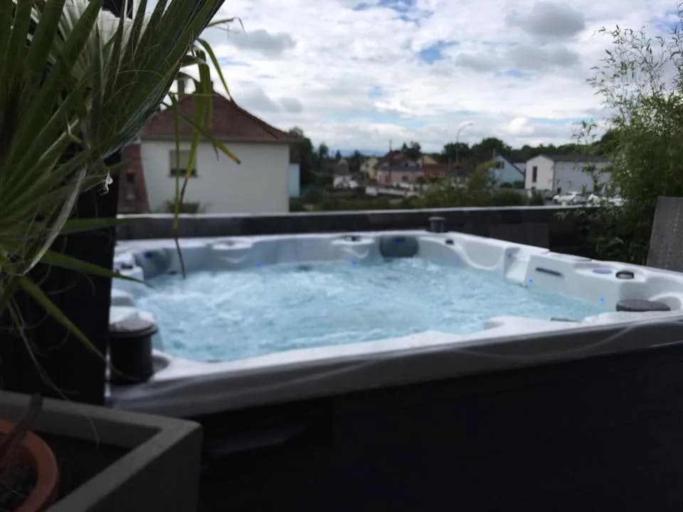 Installation d'un spa Cambridge Duel Full option à Kembs, sur une terrasse en hauteur, vue sur la ville