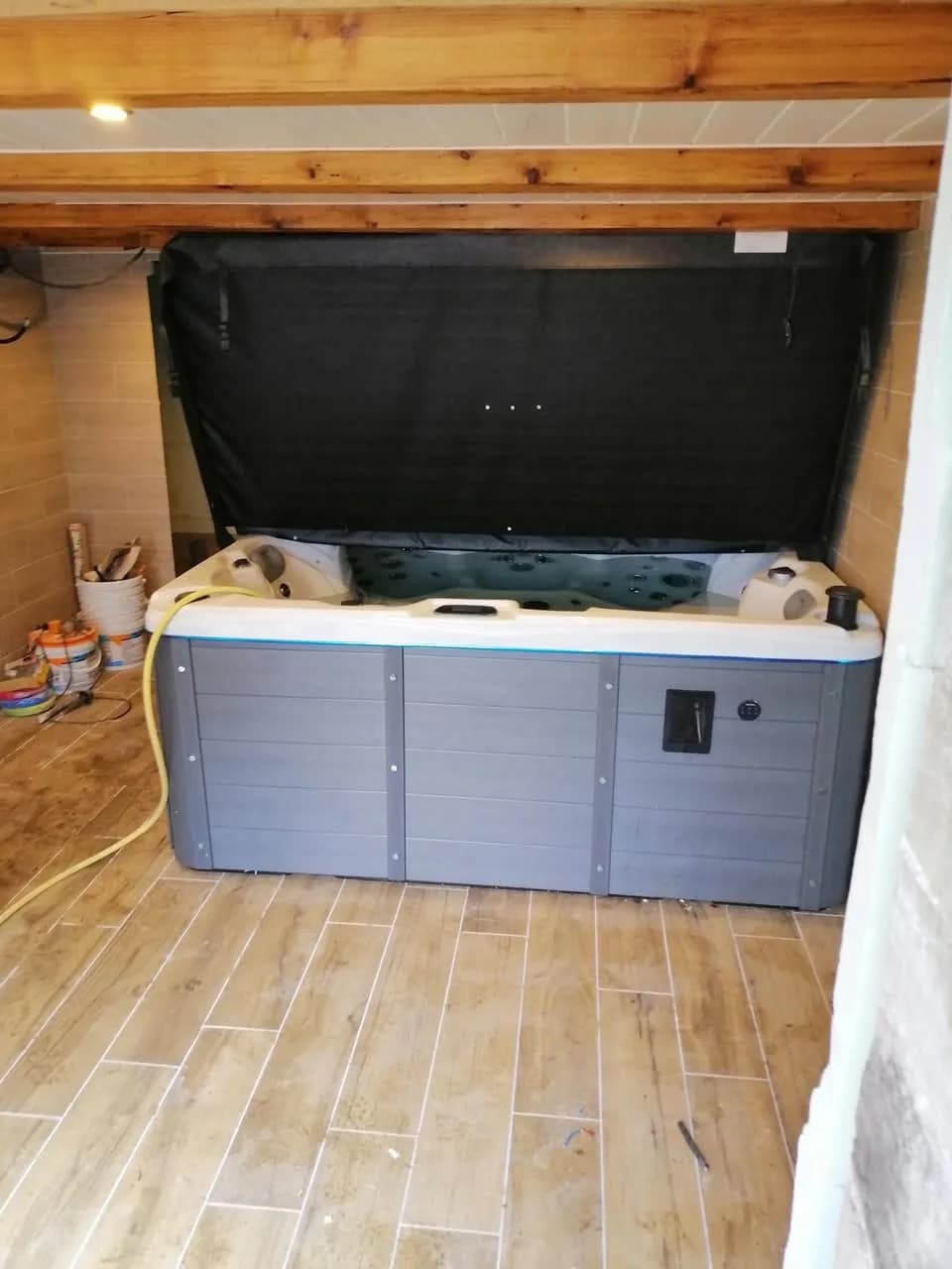Installation d'un spa Cambridge Duel Full option à Lemud, dans un abri en bois, lève-couverture