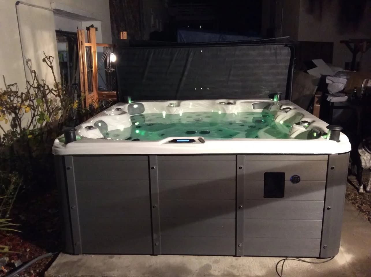 Installation d'un spa Cambridge Duel Full option à Limoges, contre la maison, éclairage LED allumé