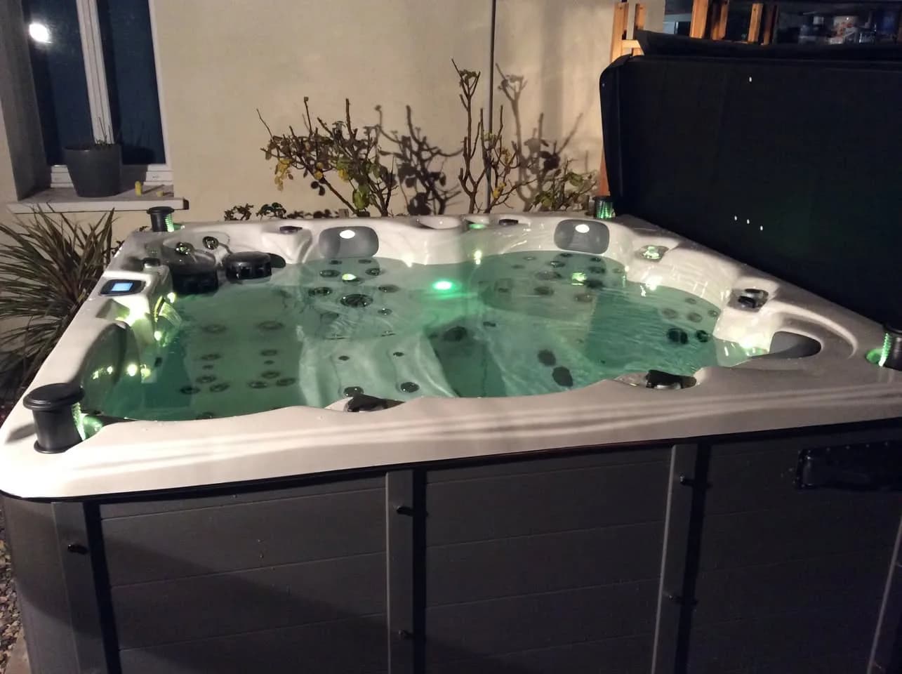 Installation d'un spa Cambridge Duel Full option à Limoges, autre vue du chantier