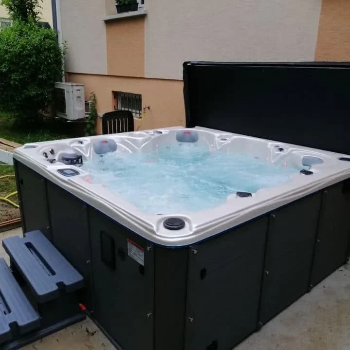 Installation d'un spa Cambridge Duel Full option à Lutterbach, autre vue du chantier