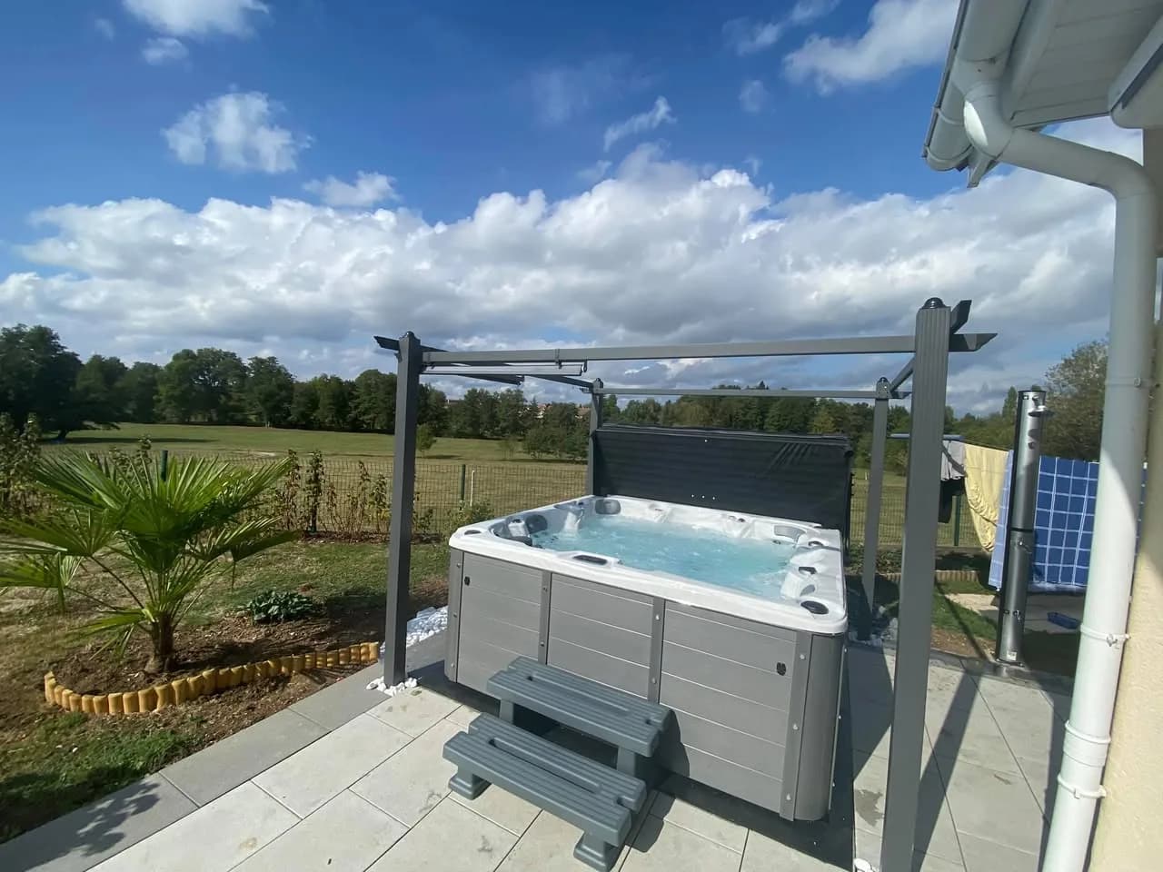 Installation d'un spa Cambridge Duel Full option à Lyoffans, autre vue du chantier
