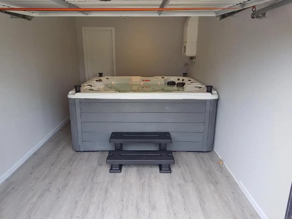 Installation d'un spa Cambridge Duel Full option à Marseille, dans une pièce fermée, marchepied