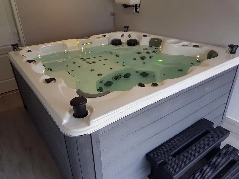 Installation d'un spa Cambridge Duel Full option à Marseille, autre vue du chantier