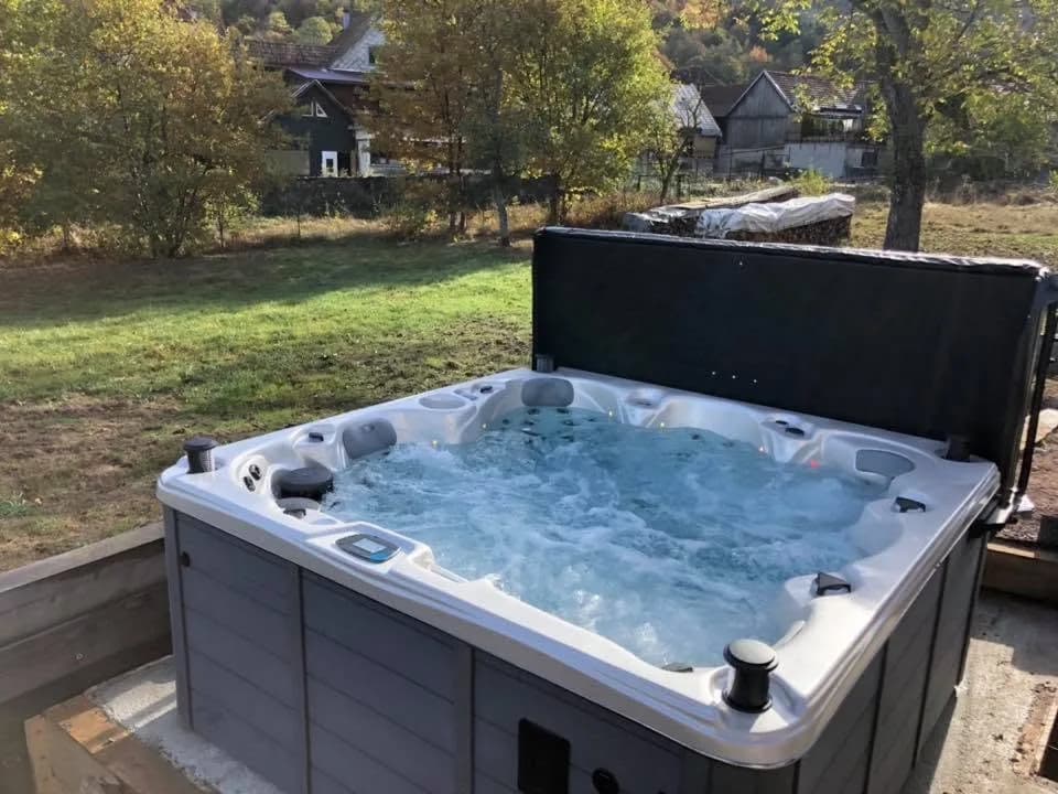 Installation d'un spa Cambridge Duel Full option à Metzeral, dans le jardin au bord du gazon