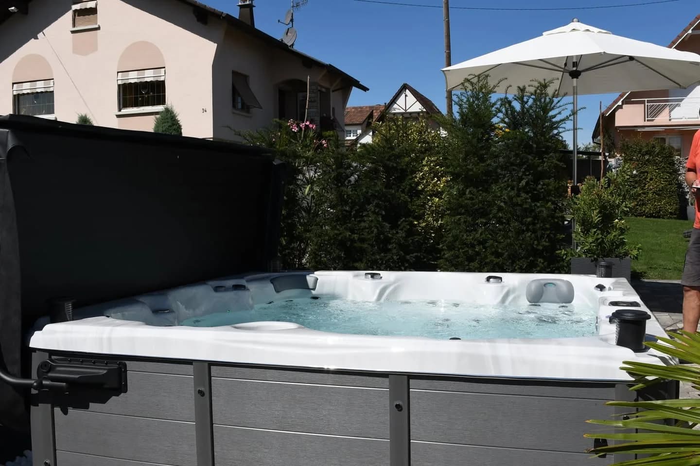 Installation d'un spa Cambridge Duel Full option à Michelbach-le-Bas, dans un jardin planté de palmiers