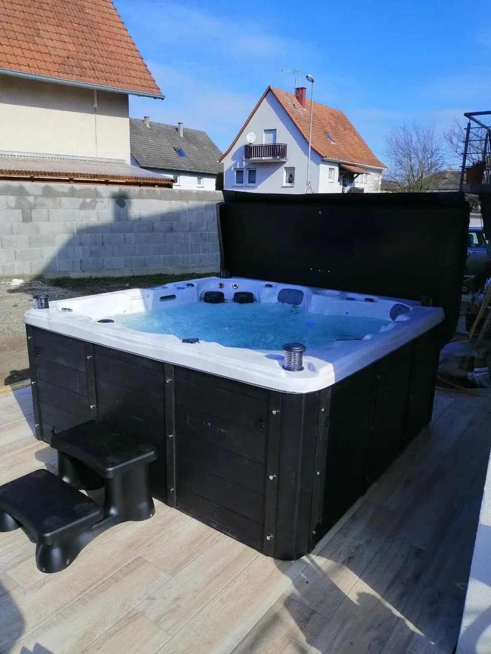 Installation d'un spa Cambridge Duel Full option à Munchhausen, sur une terrasse, lève-couverture et marchepied