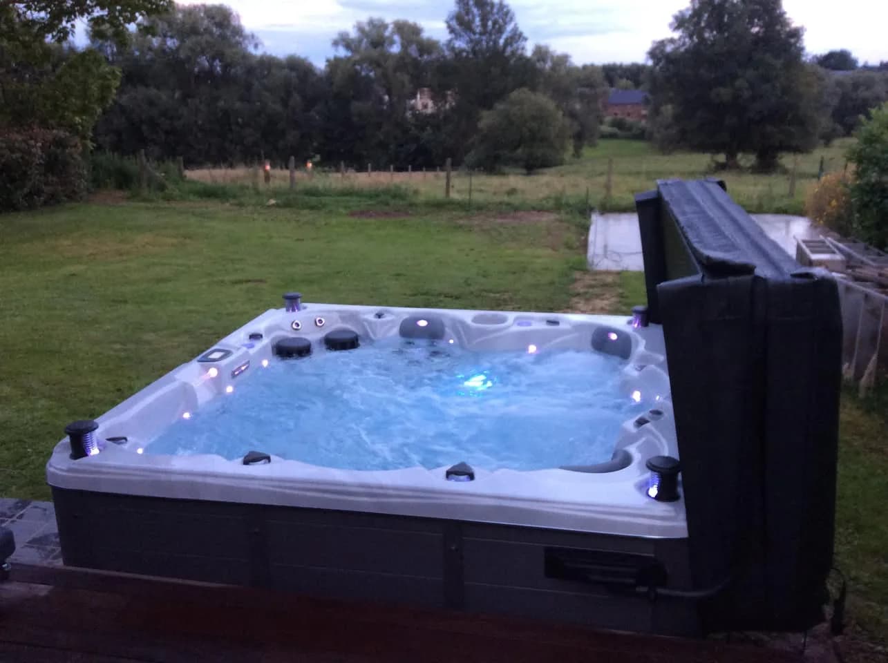 Installation d'un spa Cambridge Duel Full option à Nandrin, dans un jardin face à la campagne