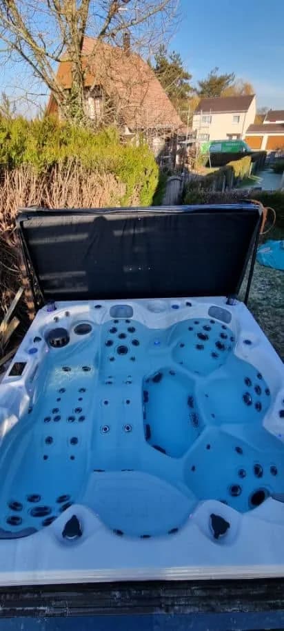 Installation d'un spa Cambridge Duel Full option à Pfastatt, sur une terrasse en bois