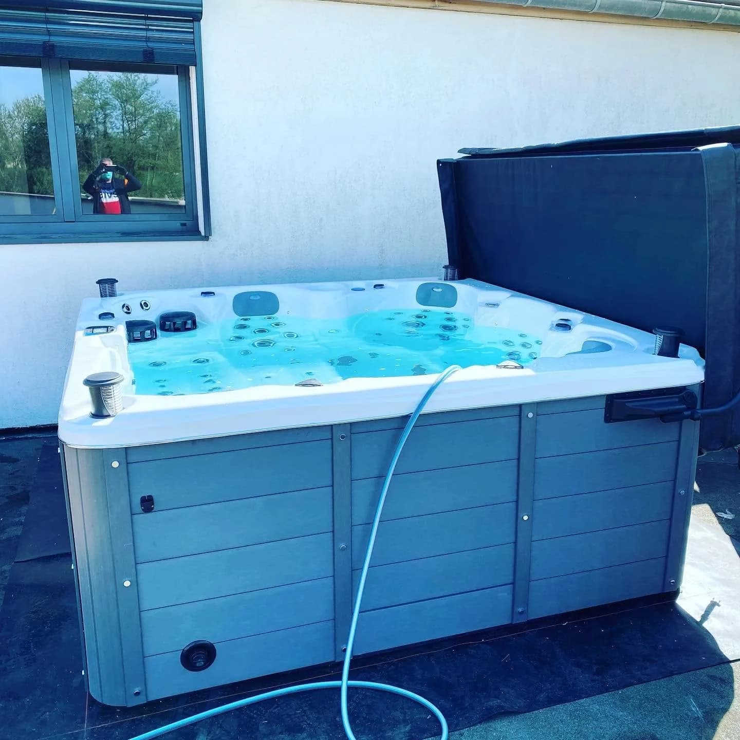 Installation d'un spa Cambridge Duel Full option à Reiningue, sur une terrasse surélevée