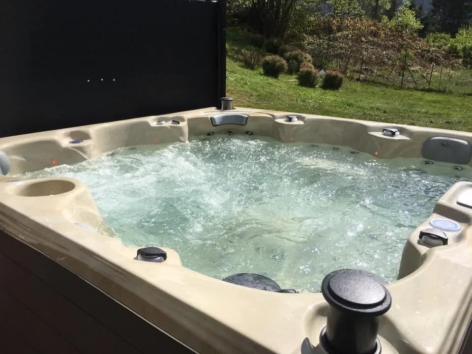 Installation d'un spa Cambridge Duel Full option à Saint-Amé, autre vue du chantier