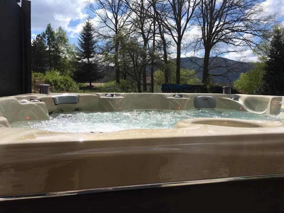 Installation d'un spa Cambridge Duel Full option à Saint-Amé, autre vue du chantier