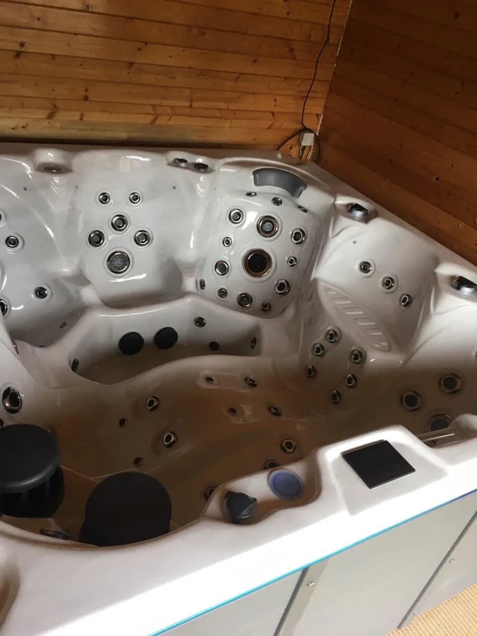 Installation d'un spa Cambridge Duel Full option à Saint-Fortunat-sur-Eyrieux, cuve blanche sous un abri en bois