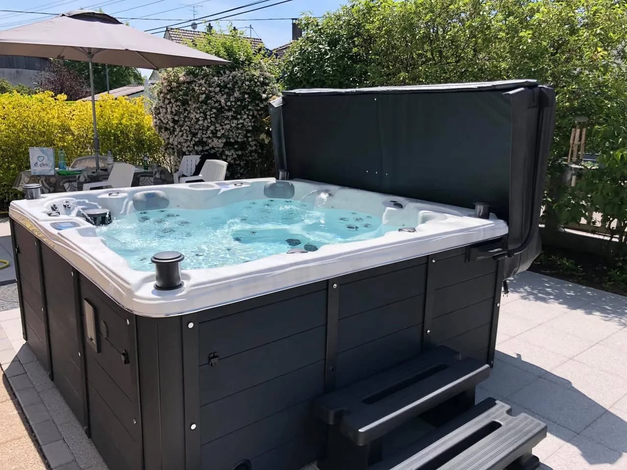 Installation d'un spa Cambridge Duel Full option à Saint-Louis, sur une terrasse dallée, marchepied