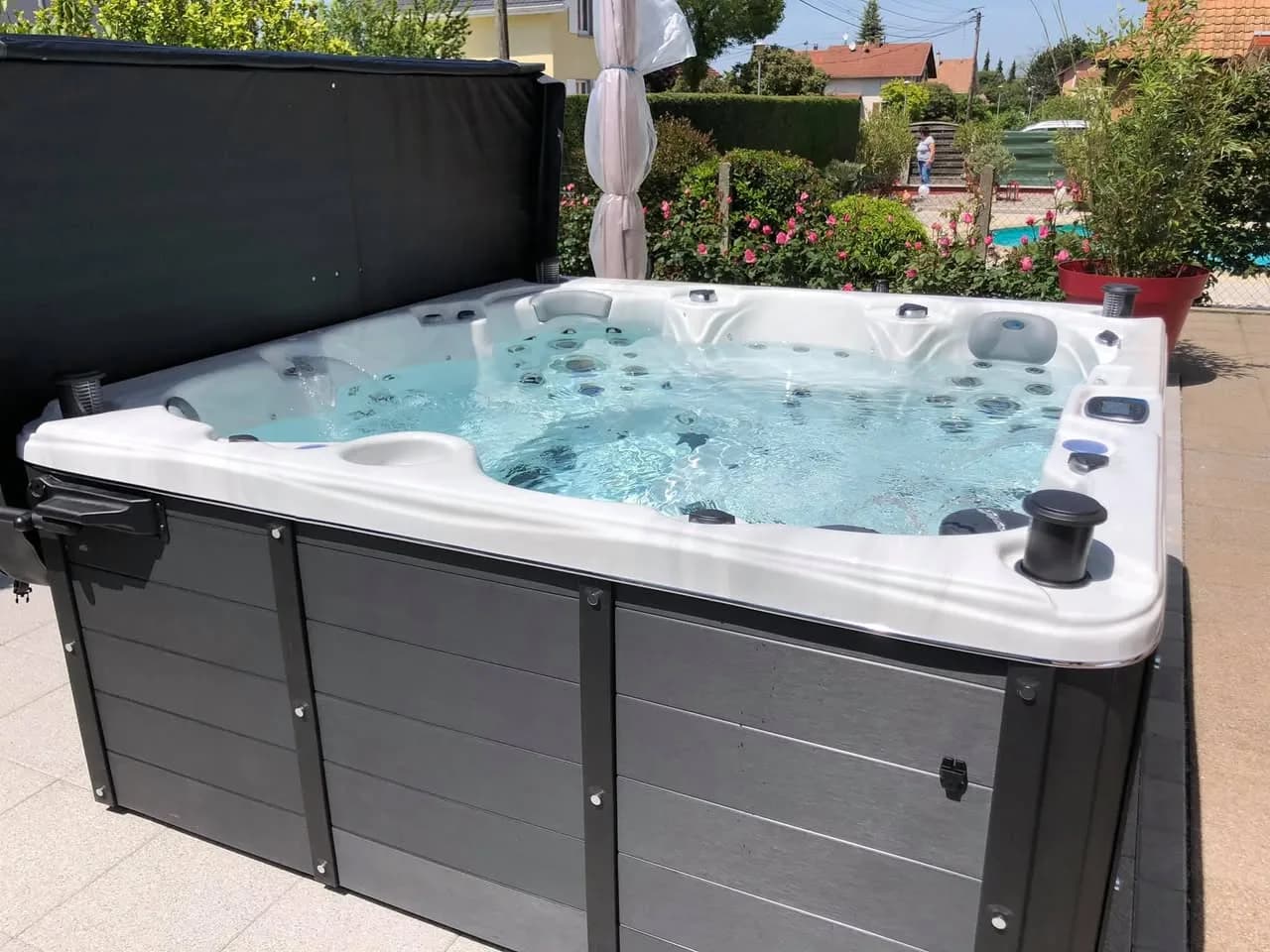 Installation d'un spa Cambridge Duel Full option à Saint-Louis, autre vue du chantier