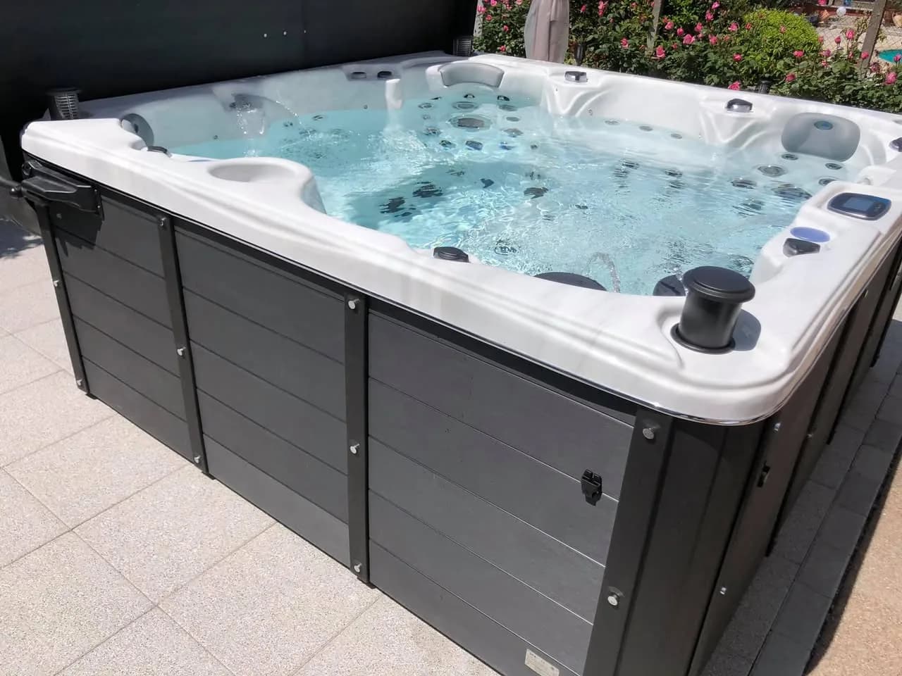 Installation d'un spa Cambridge Duel Full option à Saint-Louis, autre vue du chantier